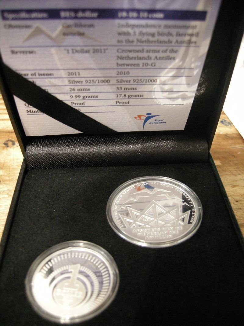 (afbeelding voor) Cassette met de 10 gulden 2010 + zilveren bes dollar